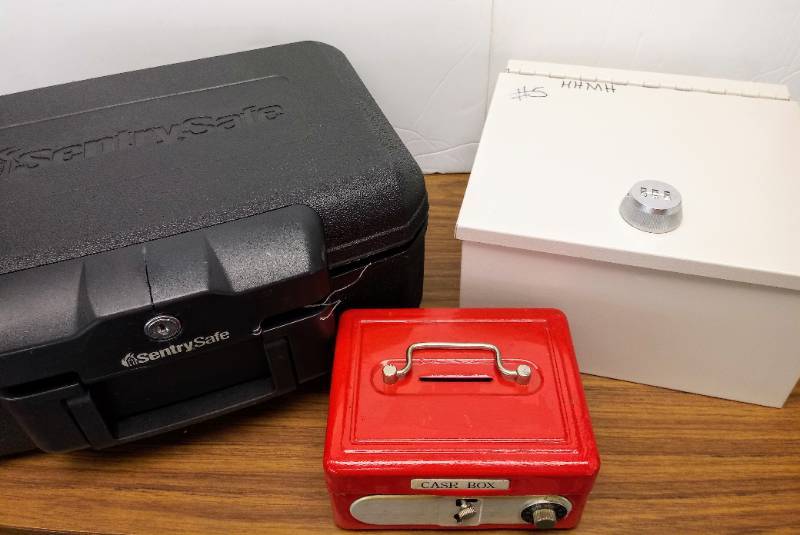 lot 5386 image: Lock Box Lot of 3
