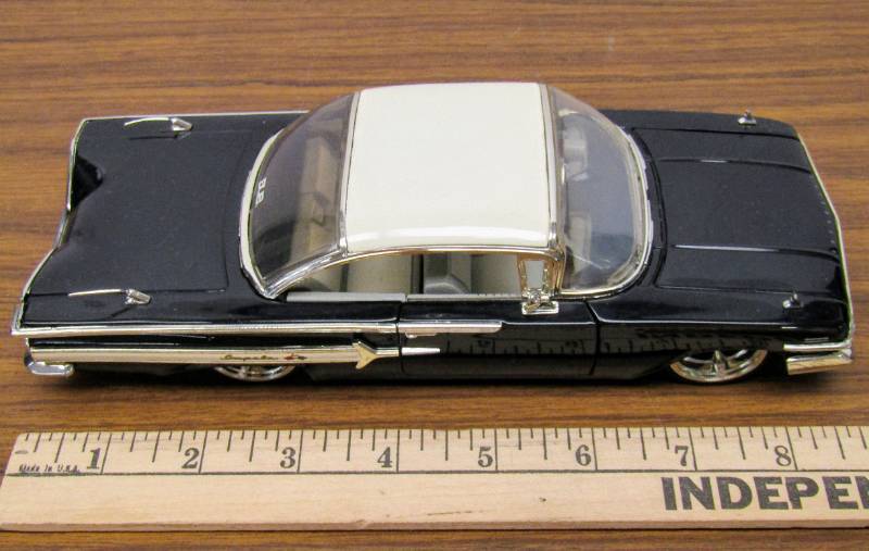 lot 5389 image: 124 Scale Chevrolet Impala Die Cast