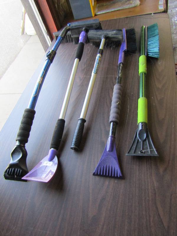 lot 5423 image: Long Handled Ice Scraper Lot of 5- Winter Is Coming
