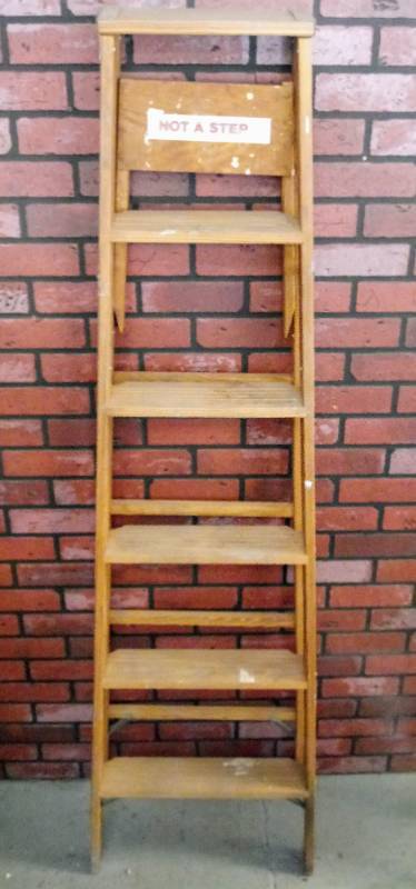 lot 5447 image: Wood Painters Type Ladder