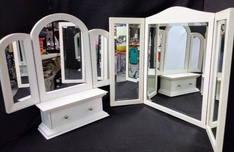 lot 5458 image: Mirror Shelving Vanity