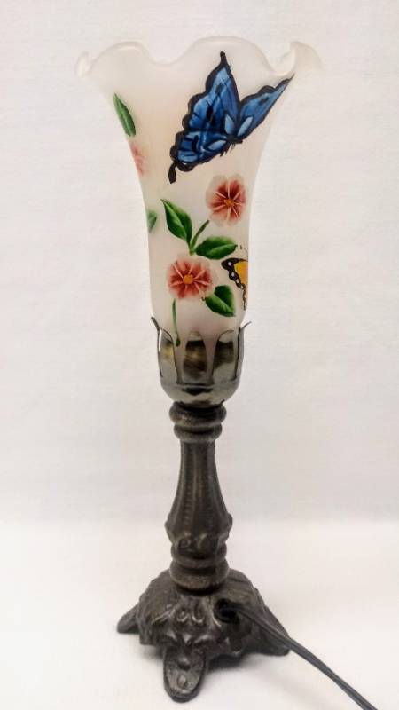 lot 5673 image: Beautiful Vintage Butterfly Lamp   