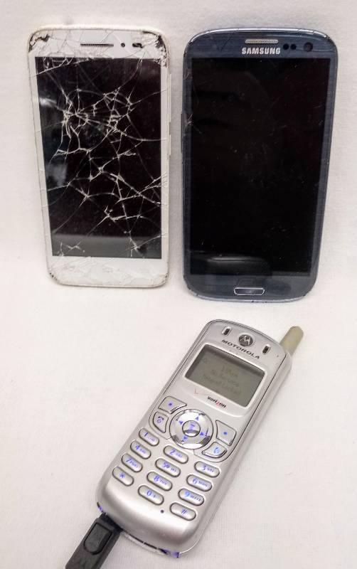 lot 5681 image: Lot of 3 Cell Phones