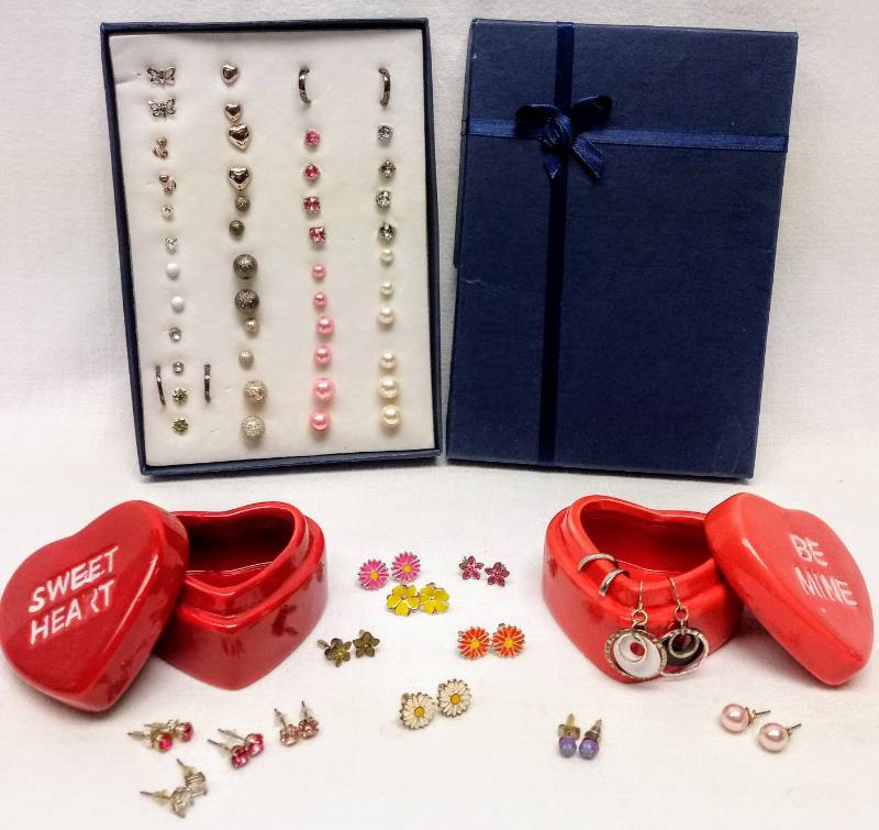 lot 5683 image: Adorable Earring Lot