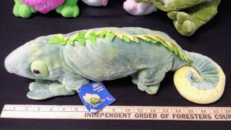 lot 5687 image: Adorable Plush Frogs & More Including Dan Dee Collectors