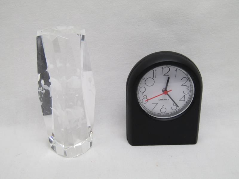 lot 5710 image: Intriguing Bird Design Paper Weight & Working Desk Clock