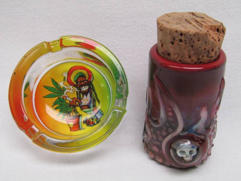 lot 5711 image: Cool Reggae Cannabis Ashtray & Skull Snuff Bottle with Cork