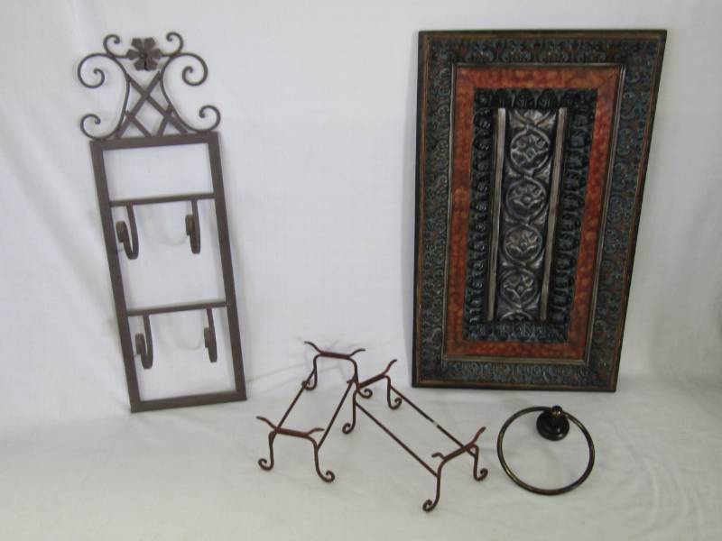 lot 5493 image: Decor Lot- Check This Out