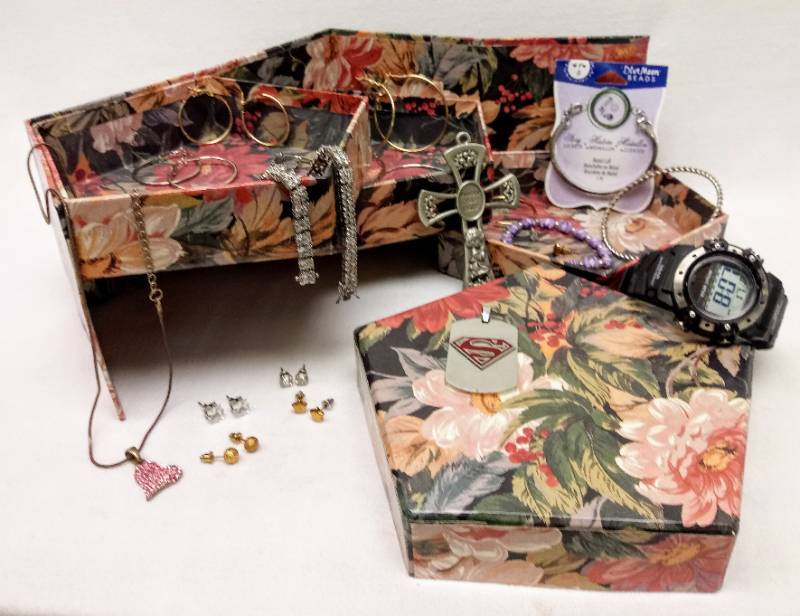 lot 5713 image: Delightful Polygon Jewelry Box & Contents