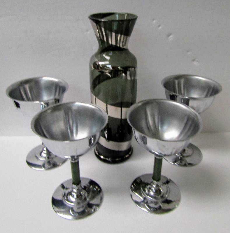 lot 5469 image: Awesome Retro Barware Set
