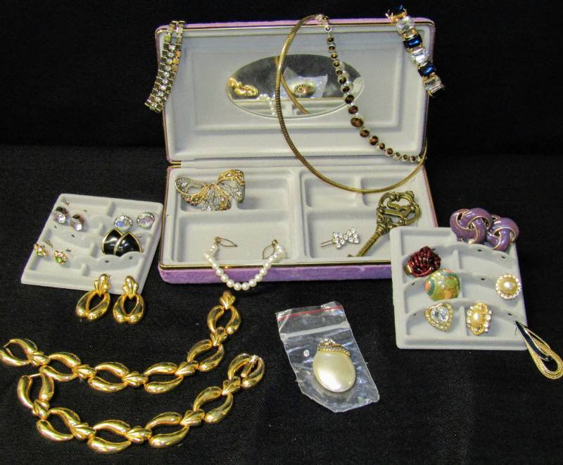 lot 5463 image: Jewelry Lot- Fun Stuff