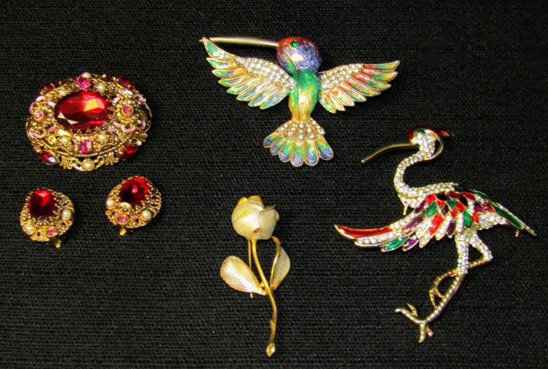 lot 5477 image: Vintage Pins and Jewelry- Bling