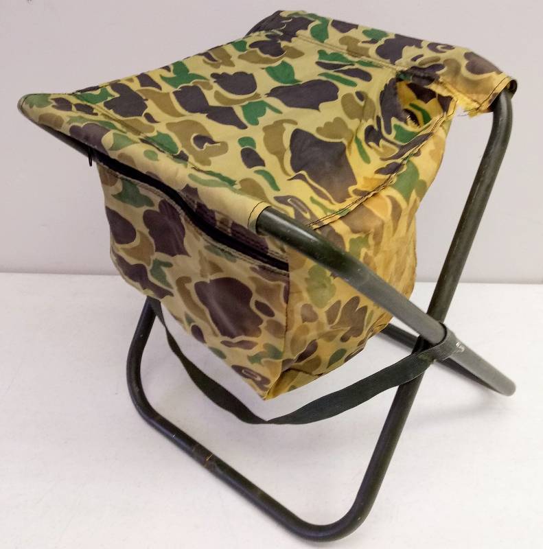lot 5521 image: Camo Foldout Hunting Stool Seat