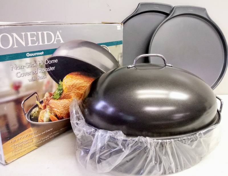 lot 5522 image: Large Roaster Pan and 2 Large Pizza Pans-  Unused Non Stick