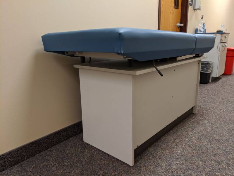 lot 5534 image: Patient Procedure Bed With Lift