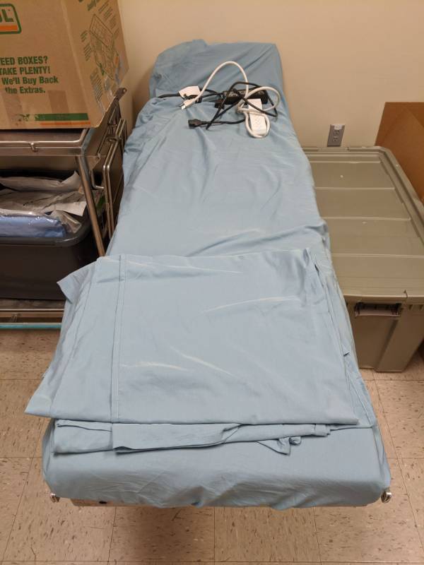 lot 5546 image: Skytron Elite 6001KR Bed