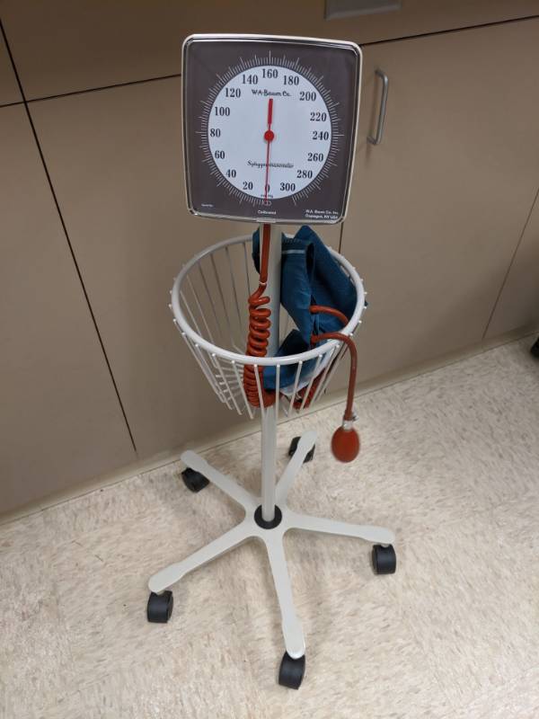 lot 3894 image: Sphygmomanometer On Wheels Serial 06114004