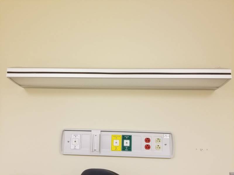 lot 3950 image: Above Bed Light And Outlet Panel