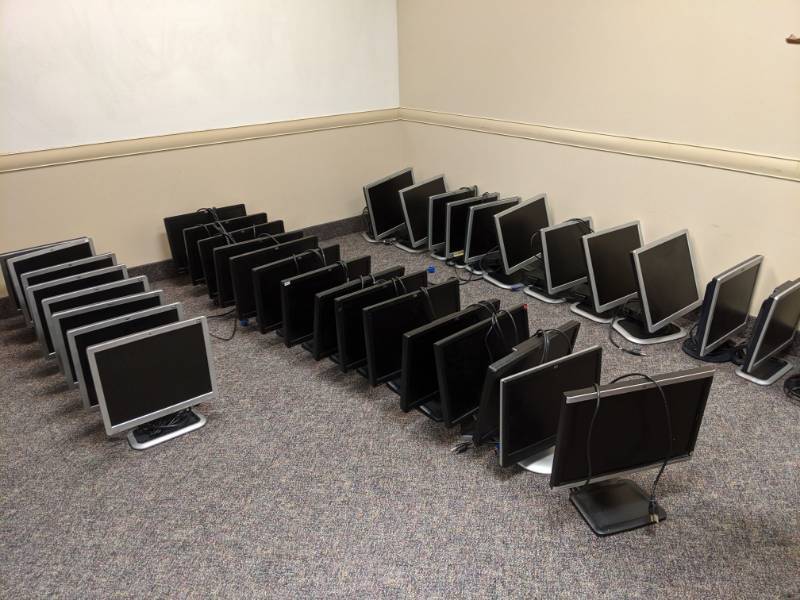 lot 3869 image: (5) HP Monitors