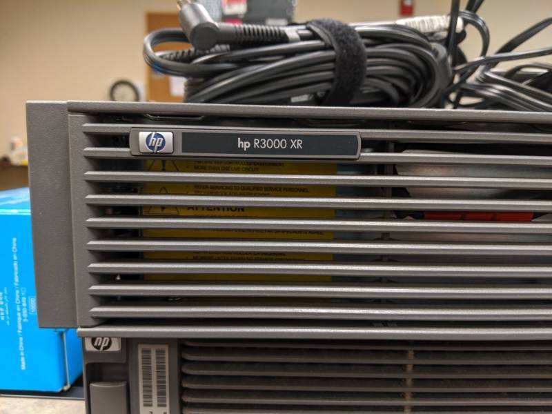 lot 2359 image: HP R3000 XR And HP Proliant DL380G5