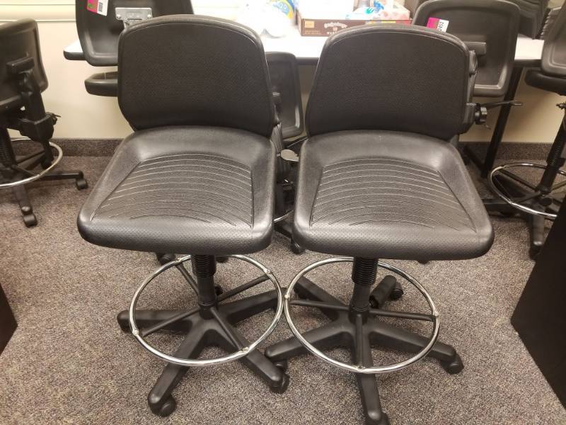 lot 2451 image: (2) Computer Chairs