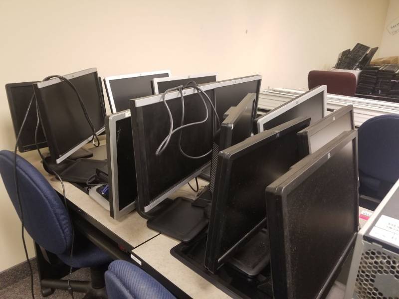 lot 2459 image: (6) HP Computer Monitors