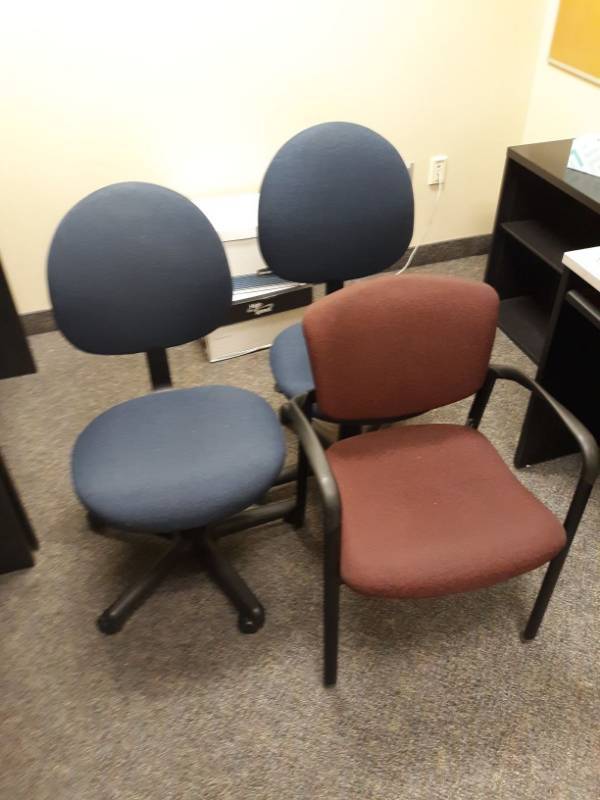 lot 1801 image: (3) Padded office chairs