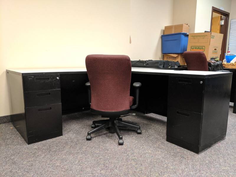 lot 1831 image: L-Shaped Computer Desk With Rolling Chair