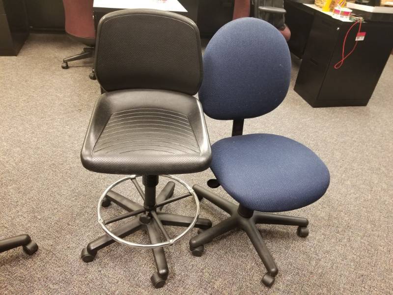 lot 1841 image: (2) Computer Chairs
