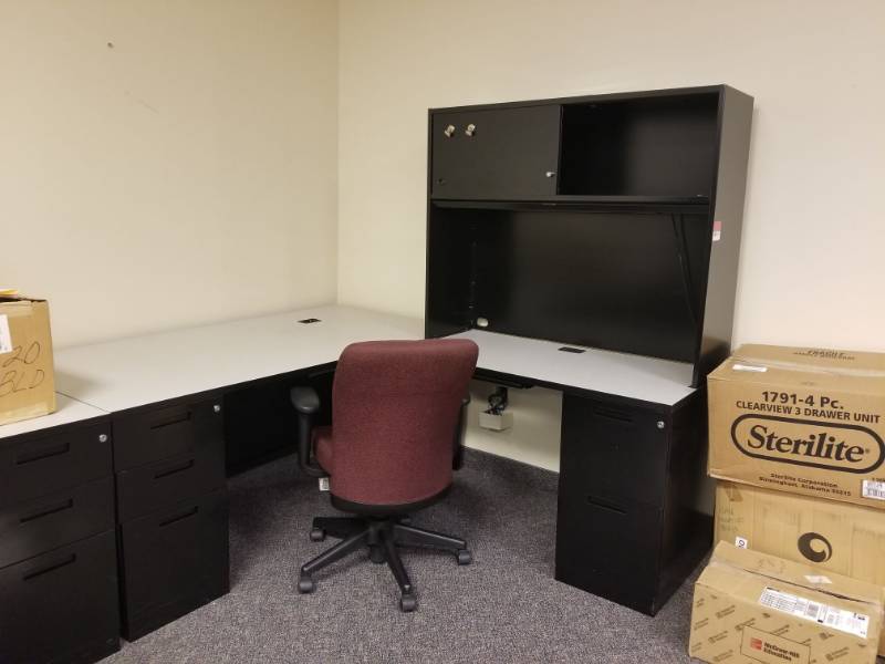 lot 1845 image: U Shaped Office Desk With Chair