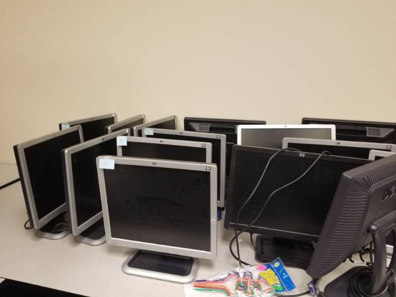 lot 1852 image: (7) HP Monitors