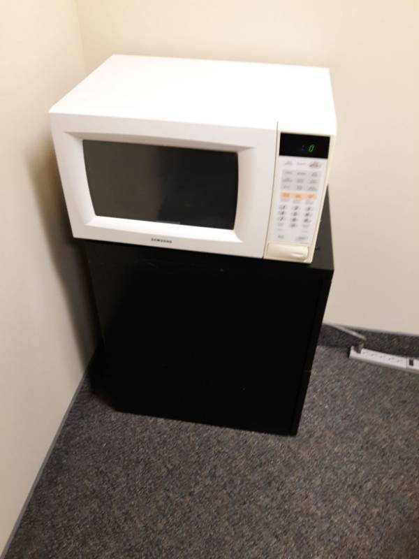 lot 1863 image: Samsung 1150 watt microwave