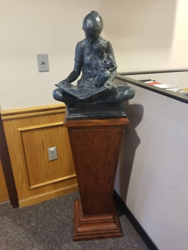 lot 1916 image: Statue With Table