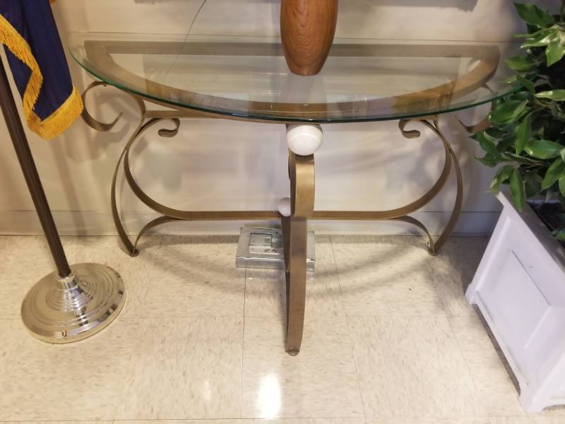lot 1917 image: Glass Buffet Table