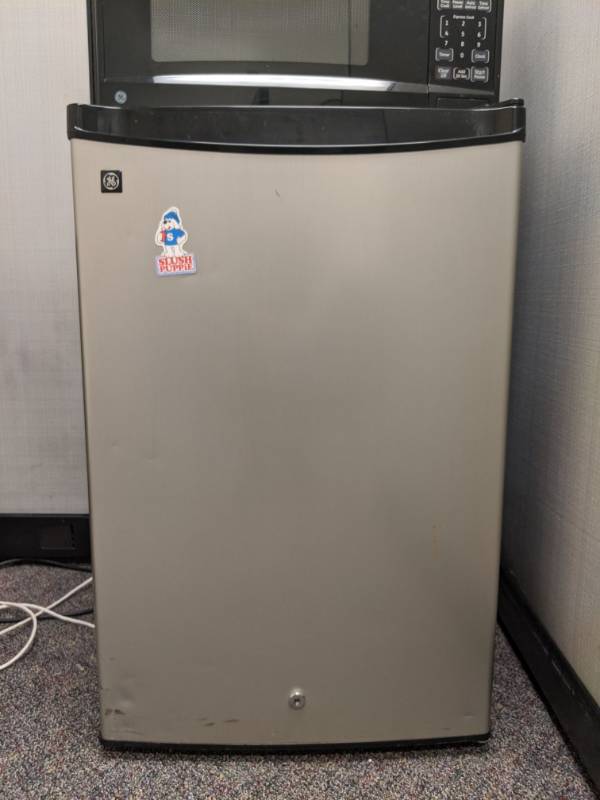lot 1364 image: GE Mini Refrigerator