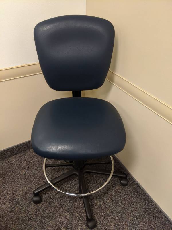 lot 1396 image: (1) Rolling Blue Office Chair
