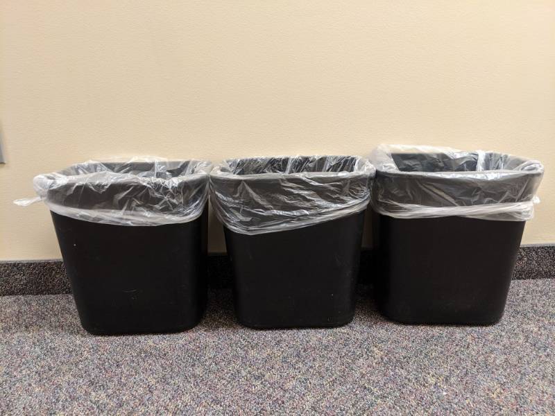 lot 1420 image: (3) 28Qt Trashcans