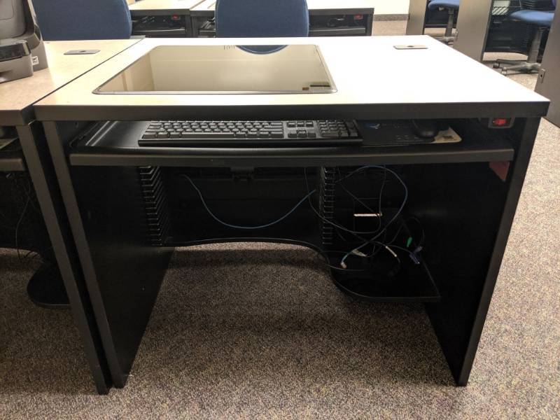 lot 1435 image: Computer Desk With HP LE1901w Monitor, Keyboard And Mouse