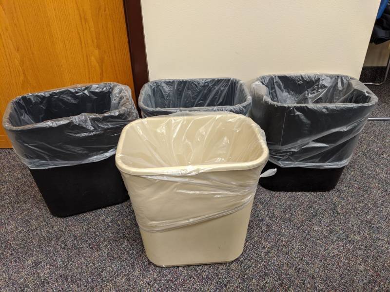 lot 1455 image: (4) 28Qt Trash Cans