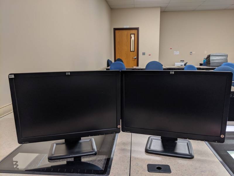lot 1470 image: (2) HP LE1901w 19 Inch Monitors