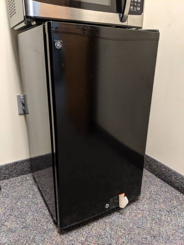 lot 1190 image: GE Mini Refrigerator
