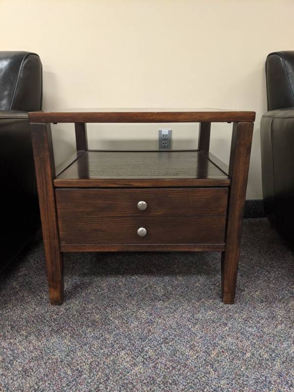 lot 1266 image: (1) Side Table