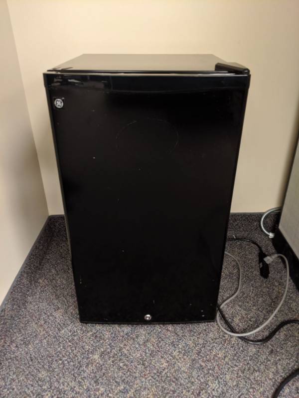 lot 1276 image: GE Mini Fridge