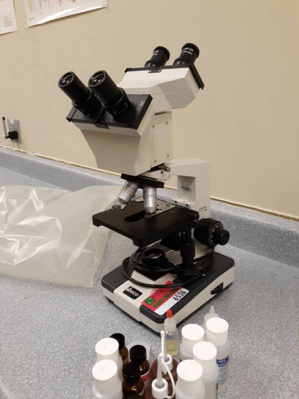 lot 6536 image: Unico Teaching Microscope