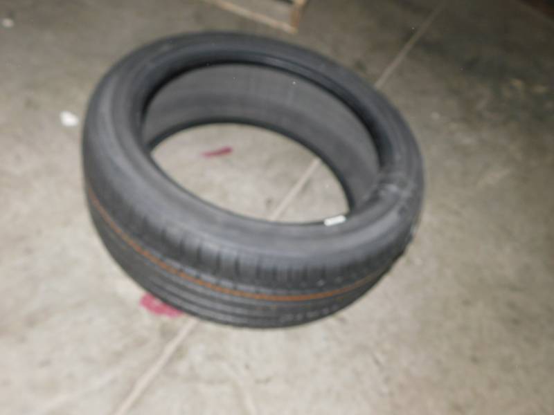 lot 1678 image: Nexen 21545R17 Tire