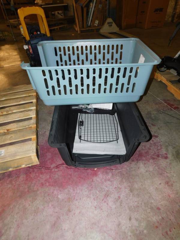 lot 1747 image: Dog Kennel