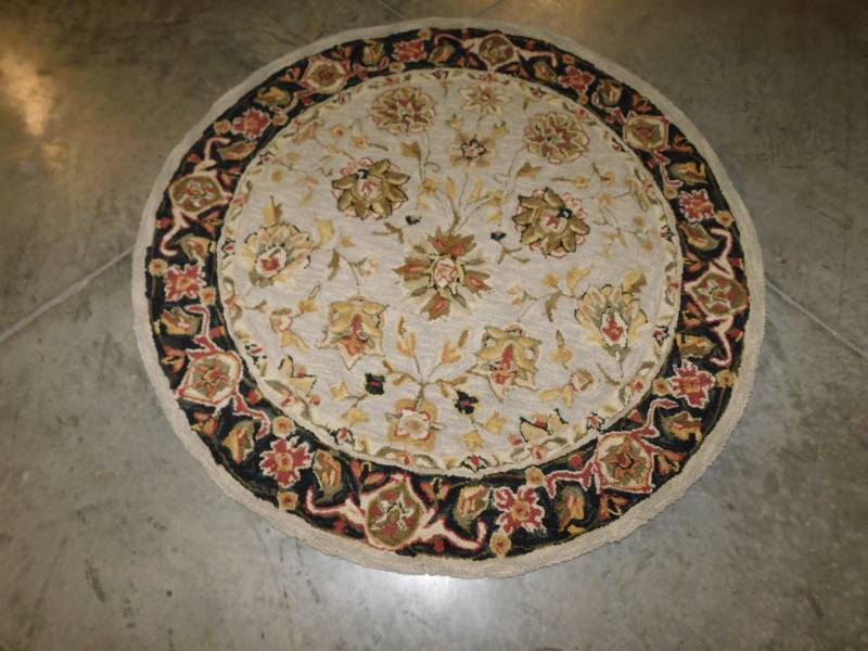 lot 1829 image: Safavieh Round Area Rug