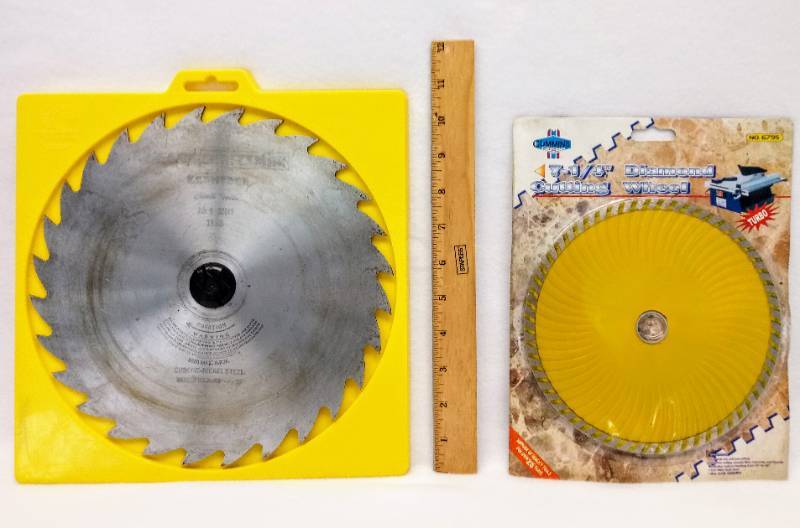 lot 5749 image: 2 Saw Blades
