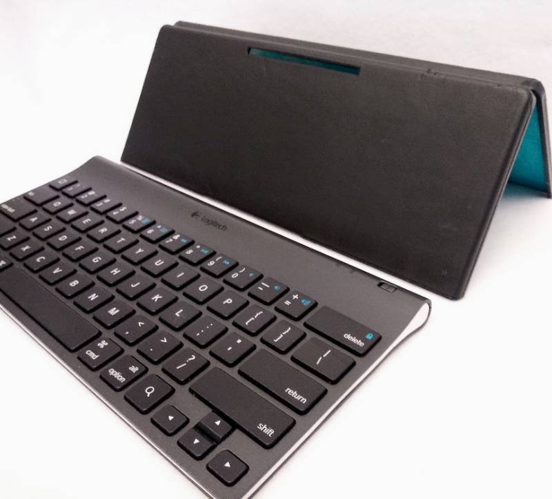 lot 5756 image: Logitech iPad Bluetooth Keyboard & Stand Combo for iPad