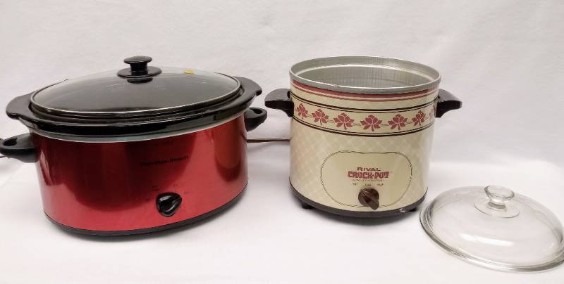 lot 5774 image: 2 Crock Pots Both Work (Rival is Missing Crock)